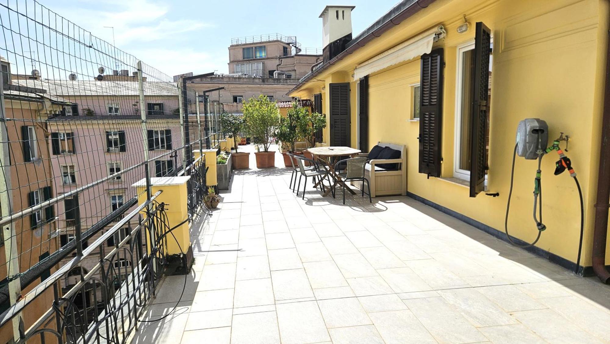 Appartement Rosy's House Un Attico A Due Passi Dall'acquario Parking Free Genua